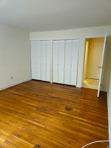 BEDROOM W/DOUBLE CLOSET - 366 Hoover Ave