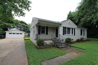 Building Photo - 2215 Rosewood Dr