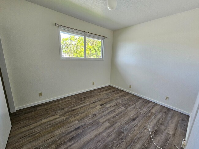 Building Photo - 3 Bed / 2 Bath Single-Family Attached Home...