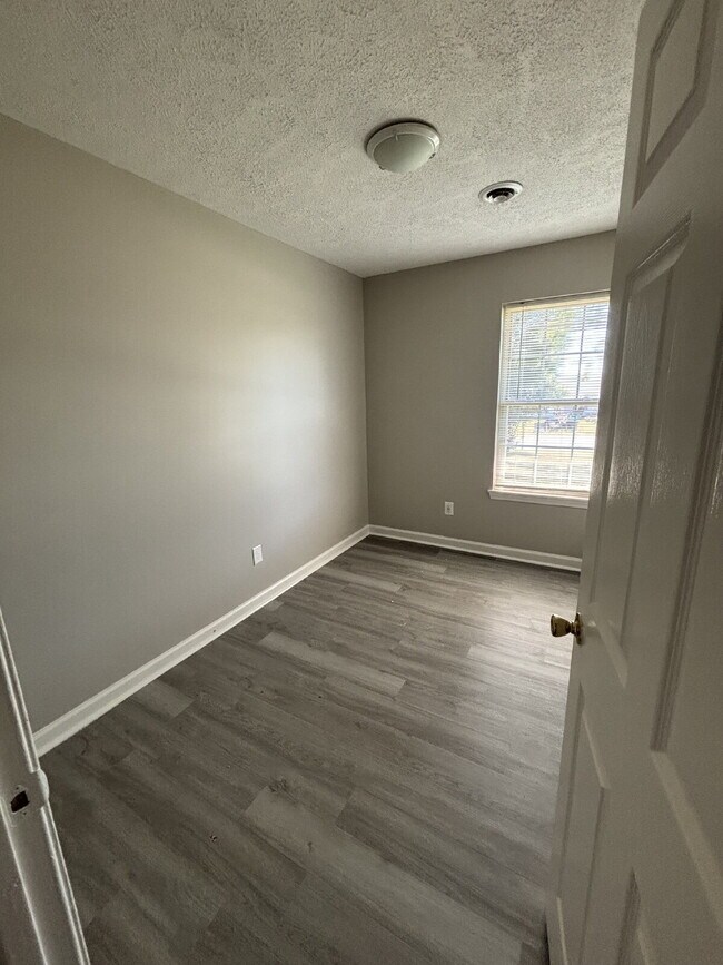 Building Photo - "Charming 3-Bedroom Home with Cozy 987 Sq Ft Living Space in Oak Grove!"