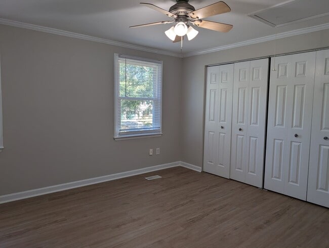 Building Photo - Cozy 2 story, 5 bedroom, 3.5 bathroom hous...