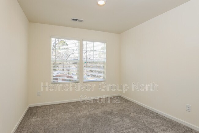 Building Photo - 331 Bell St