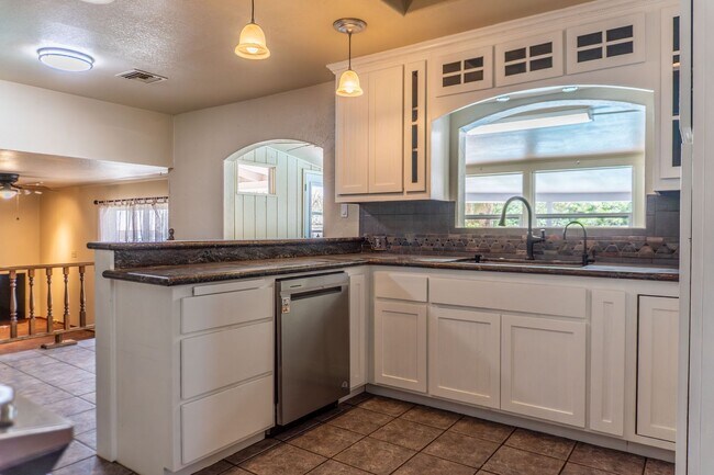 Building Photo - Spacious 3-Bedroom, 4-Bath Vintage Home wi...