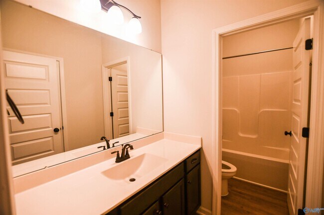 Building Photo - 163 Kingswood Dr