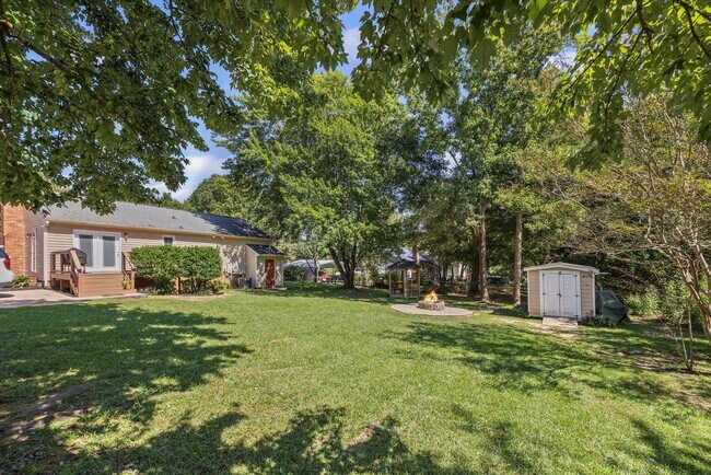Building Photo - Updated and well maintained 3 bedroom, 2 b...