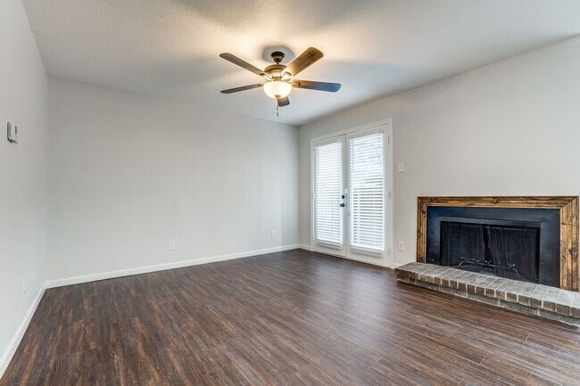 Building Photo - Creekside Condominumums