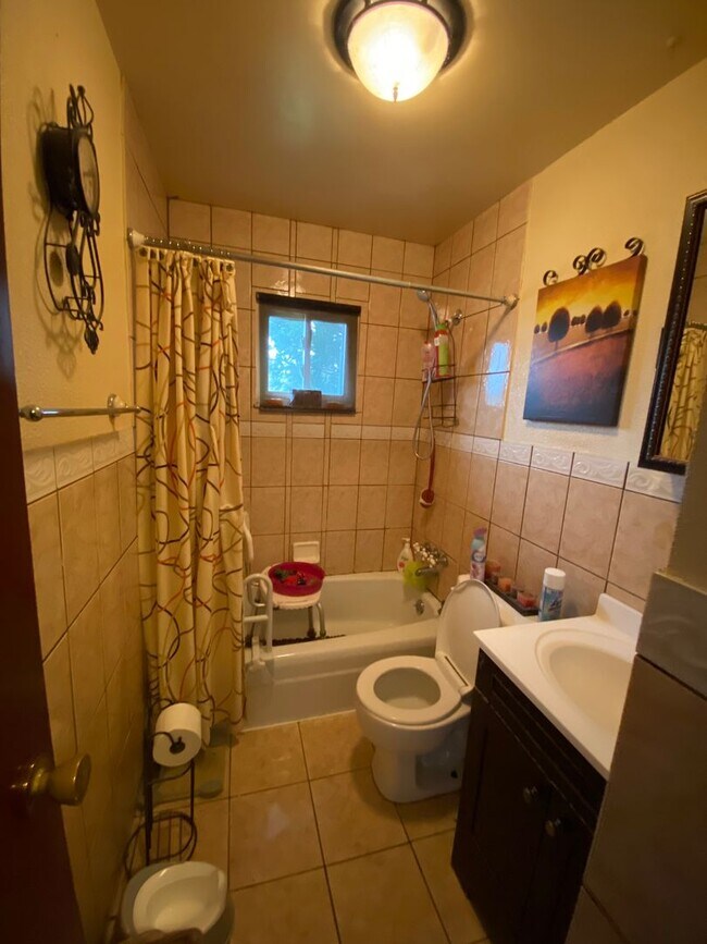 Building Photo - 3 Bedroom Single Family Home with giant ba...