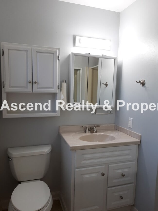 Building Photo - Price Reduced & Move In Special**Cedar Hil...