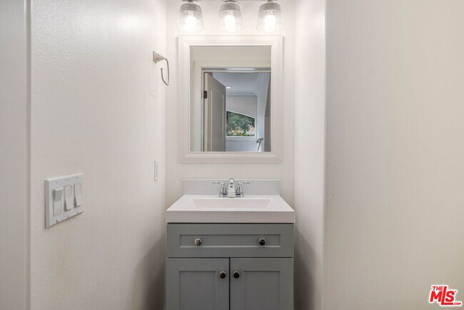 Building Photo - 5800 Seawalk Dr