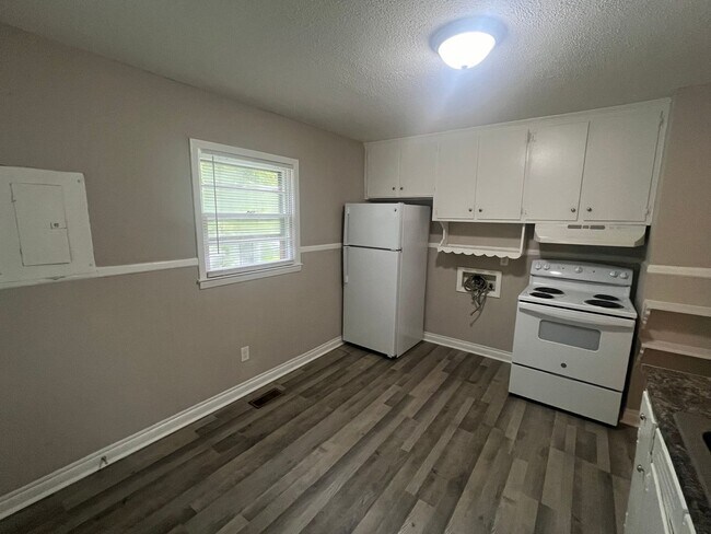 Building Photo - Two bedroom, 1 bath house in Burlington