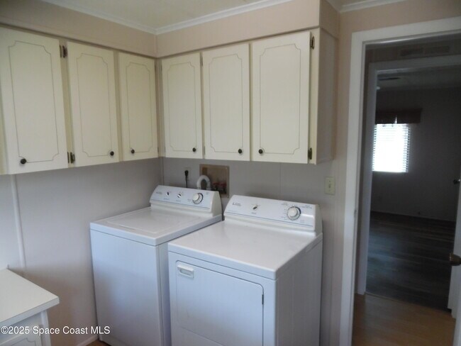 Building Photo - 327 Macadamia Dr