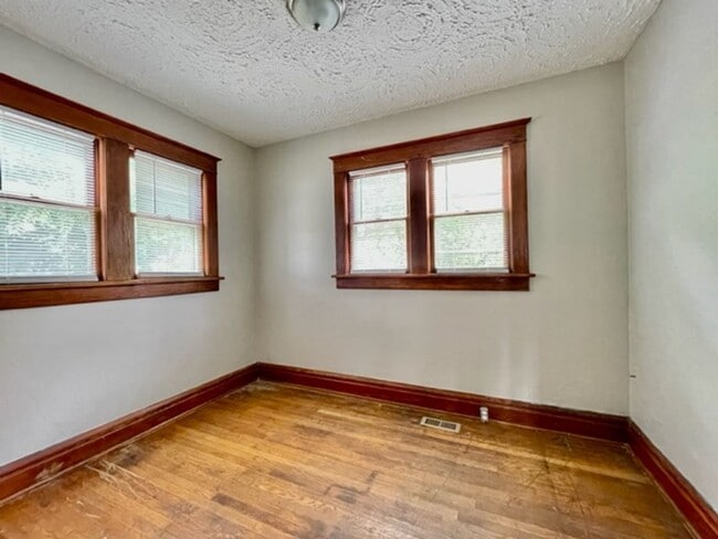 Building Photo - rh420