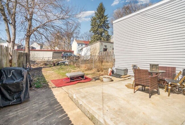 Building Photo - 529 Manor St