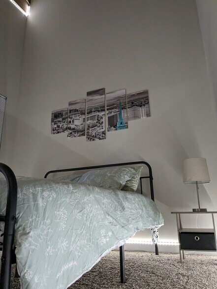 guest room 1_queen - 201 S Hoskins Rd