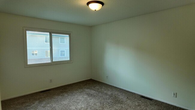 Building Photo - 2700 Shenandoah Ln N
