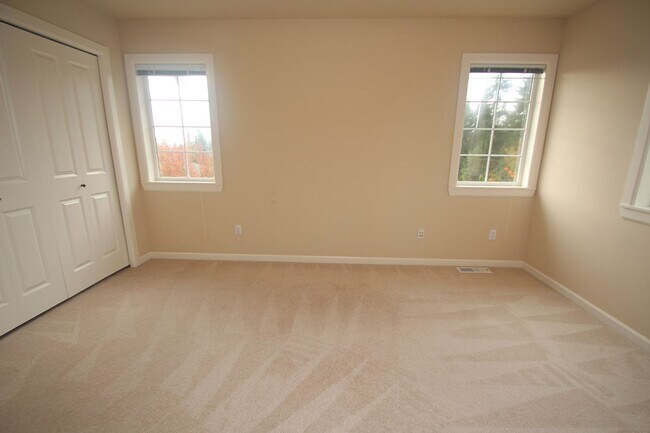 Building Photo - UPDATED CHAFFEY 4 BEDROOOM KINGSTON HOME F...