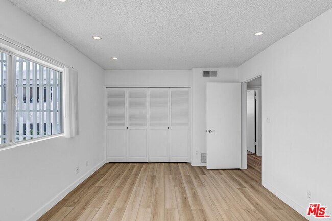 Building Photo - 825 S Gretna Green Way