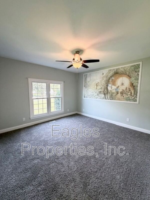 Building Photo - 210 Creekside Dr
