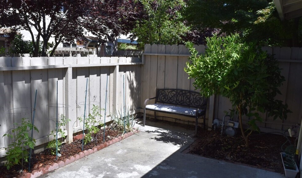 Patio 2 - 497 Daisydell Court