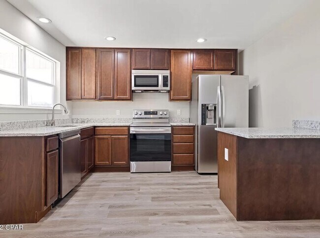 Building Photo - Beautifully Renovated 3B/2Bth Townhome
