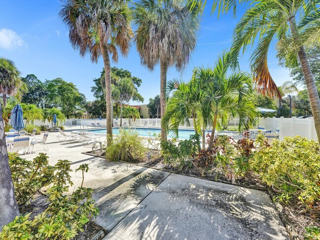 Building Photo - 930 SW 9th St Cir