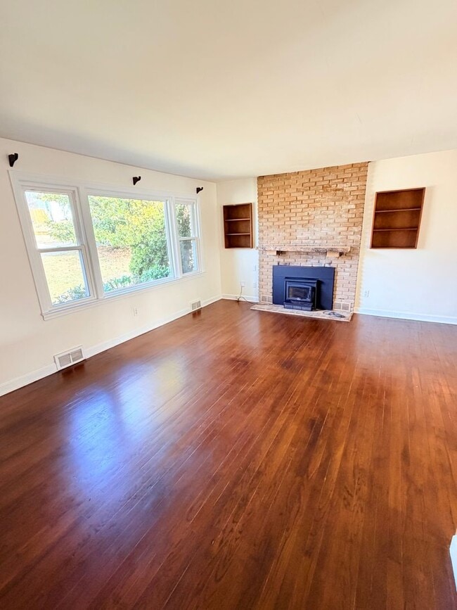 Building Photo - 3 Bed, 2 Bath Pet Friendly Downtown Asheville Location, Available Now - Lawn Care Included!