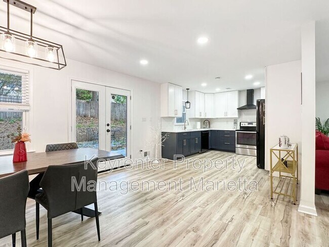 Building Photo - 651 Inglis Dr S E