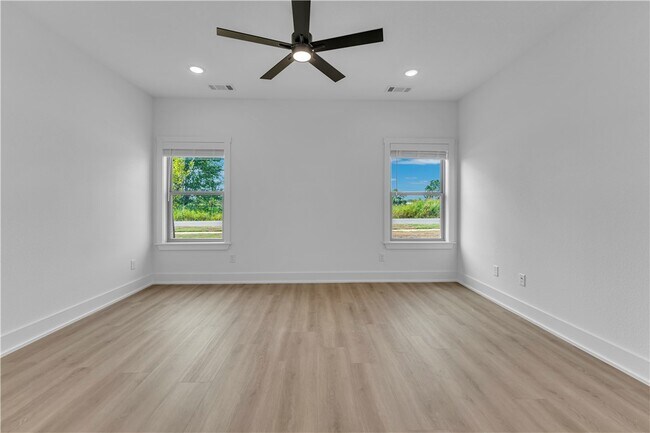 Building Photo - 7001 SW Basswood Ave