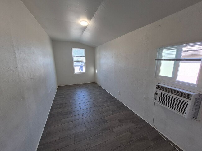 Building Photo - 383 S 7th Ave
