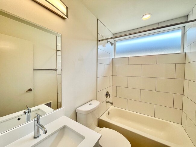 Building Photo - Spacious Modern Townhome in UD!!