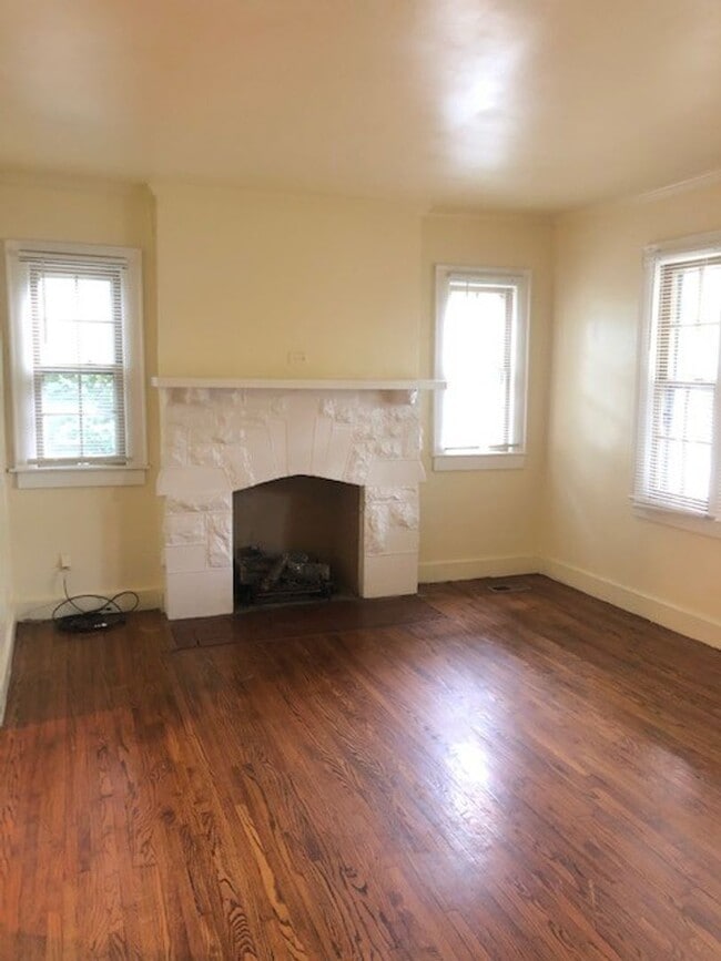 Building Photo - Charming 4 Bed/ 2 Bath Home in Madison, Available Now