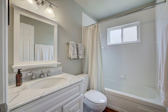 Building Photo - THREE BEDROOM TWO BATH HOME NEAR MANLOVE PARK SEE VIDEO