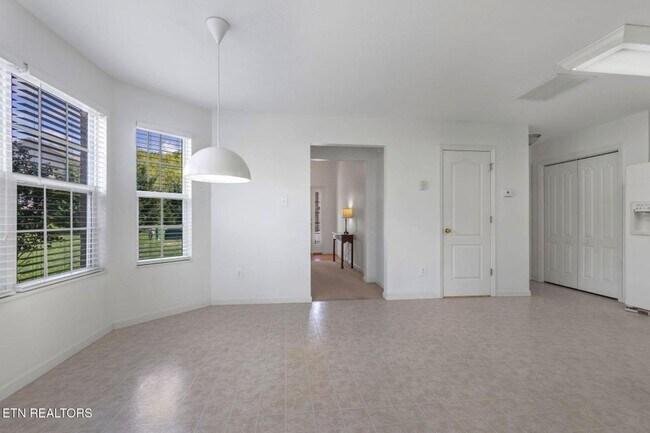 Building Photo - Beautiful End-Unit Condo – Move-In Ready!