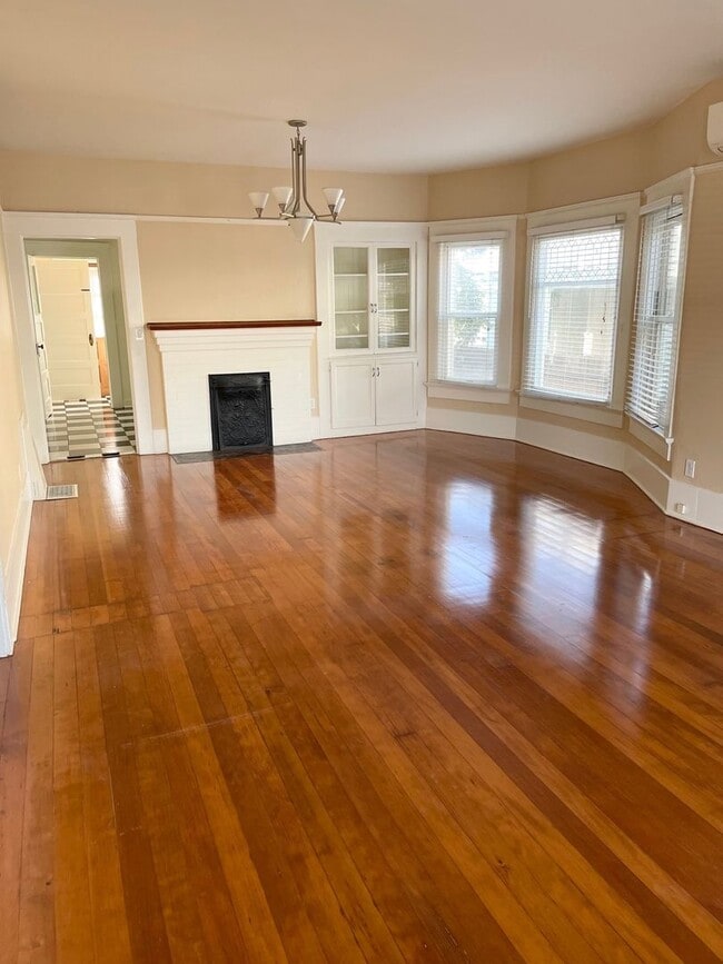 Building Photo - 3RD AVE.