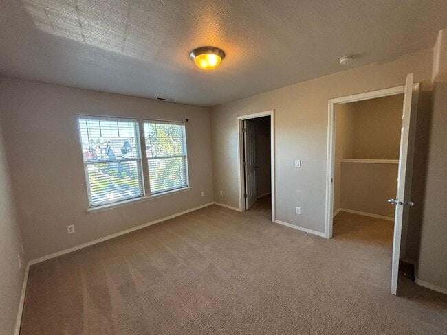 Building Photo - 3 Bedroom 2.5 Bath Two Story Duplex