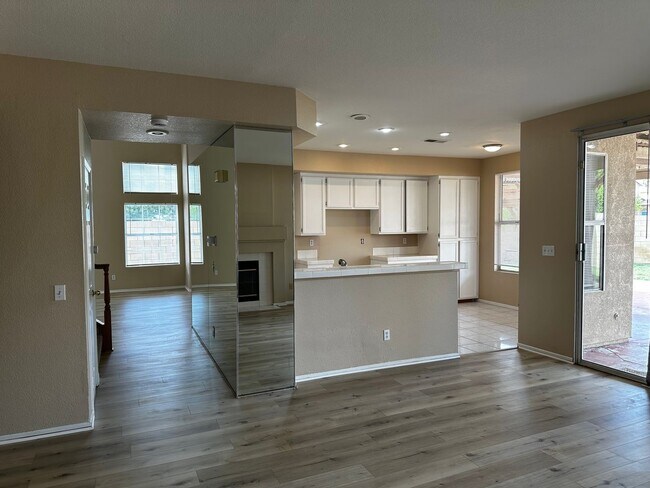 Building Photo - Beautiful Orangecrest Rental – Move-In Ready!