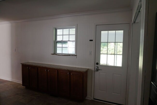 Building Photo - Pet Friendly 3 Bedroom 1 Full Bath located in Northwoods Park!