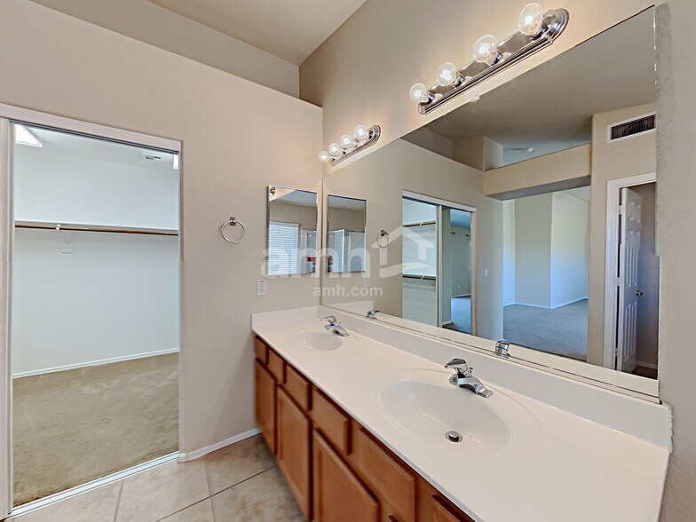 Building Photo - 17514 W Ocotillo Ave