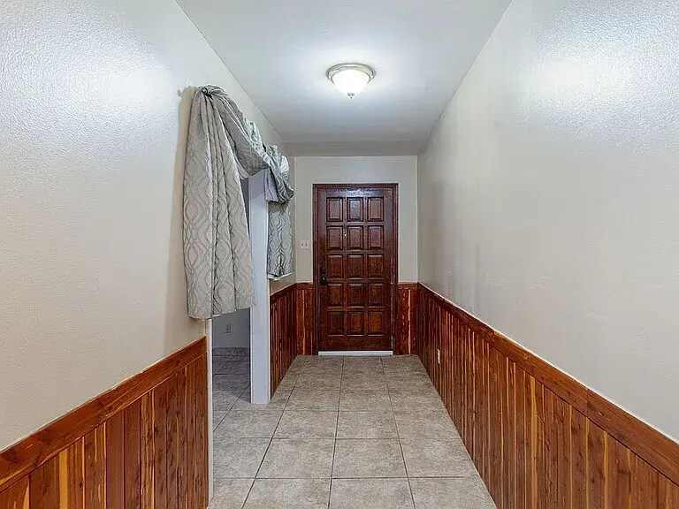Building Photo - 838 Camelot Dr
