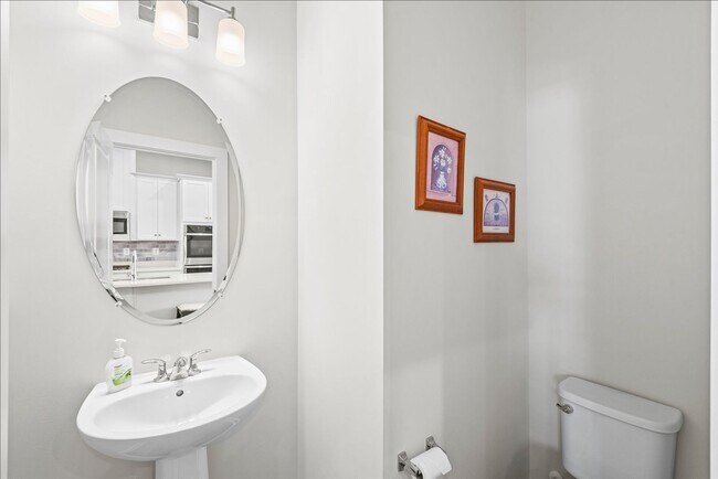 Building Photo - Like New! CLOSE TO I-95 & QUANTICO!