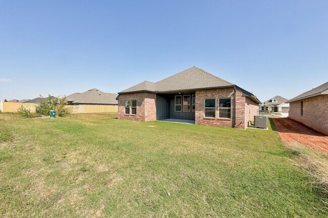 Building Photo - Brand New Home In Mustang!