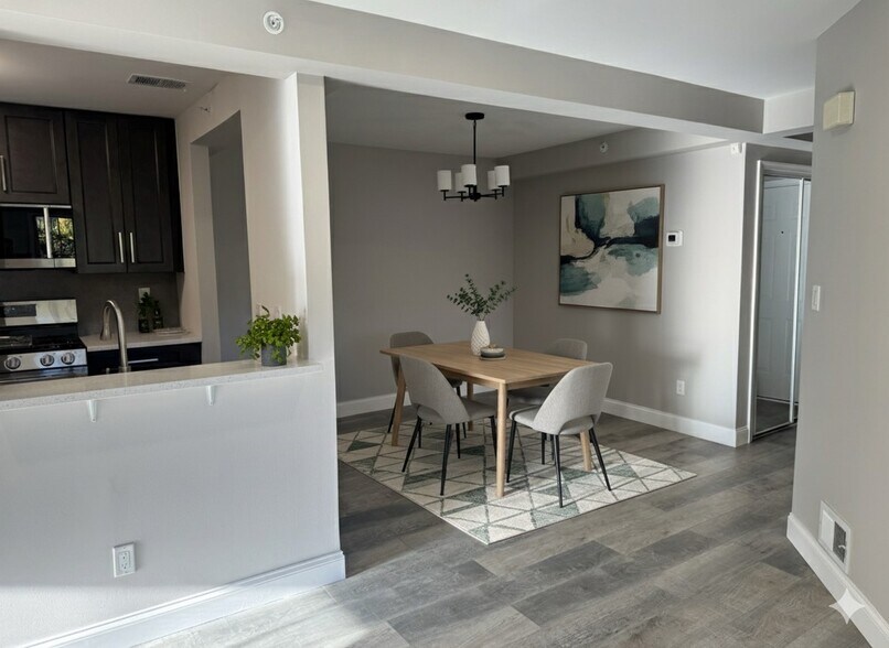 Building Photo - 323 Stratford Pl