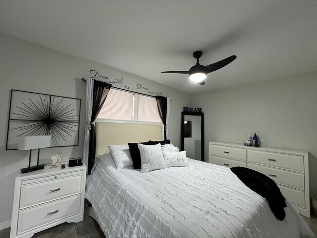 Building Photo - *Coming Soon * 3/2/1 Conveniently Located In  Port St Lucie