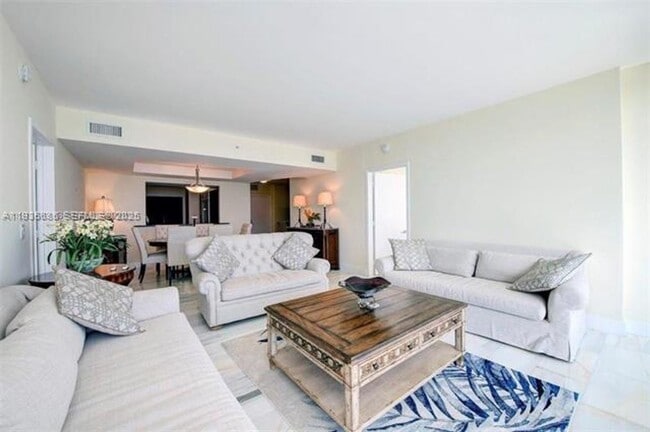 Building Photo - 1331 Brickell Bay Dr