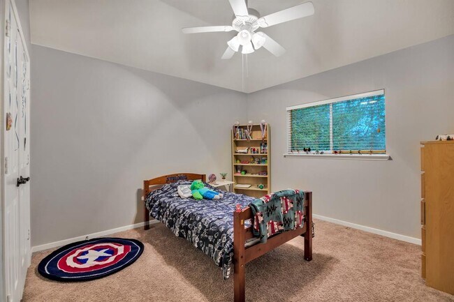 Building Photo - 301 Oak Creek Ln