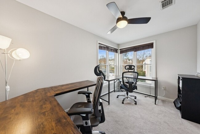 Building Photo - Welcome home to this beautifully updated end-unit townhome in the heart of Kingstowne — one of No...