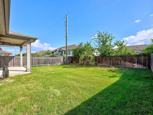 Building Photo - 528 Ayinger Ln