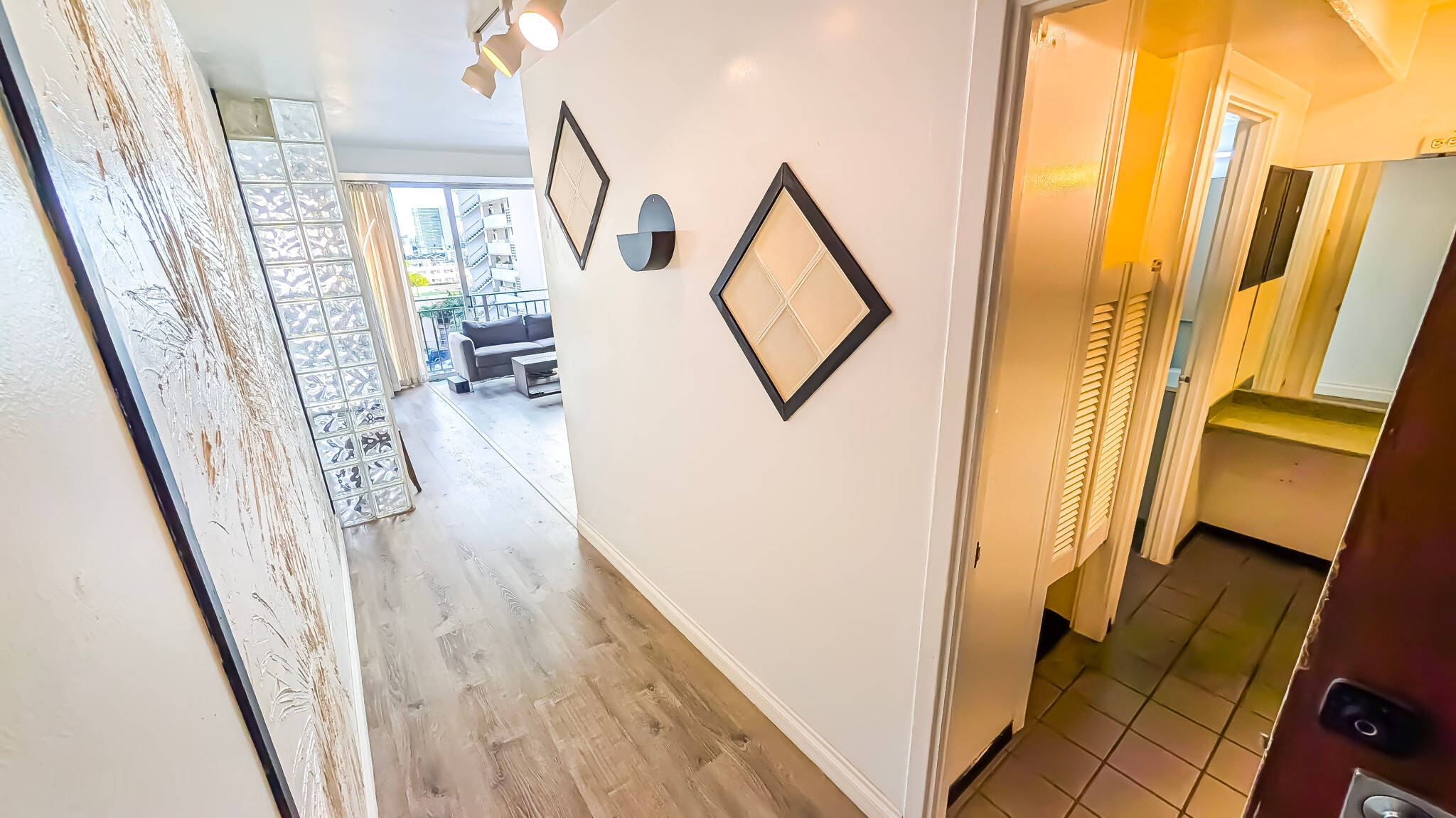 Building Photo - 1415 Victoria St