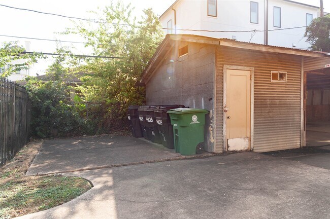 Building Photo - 405 W Clay St