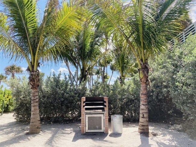 Building Photo - 5161 Collins Ave